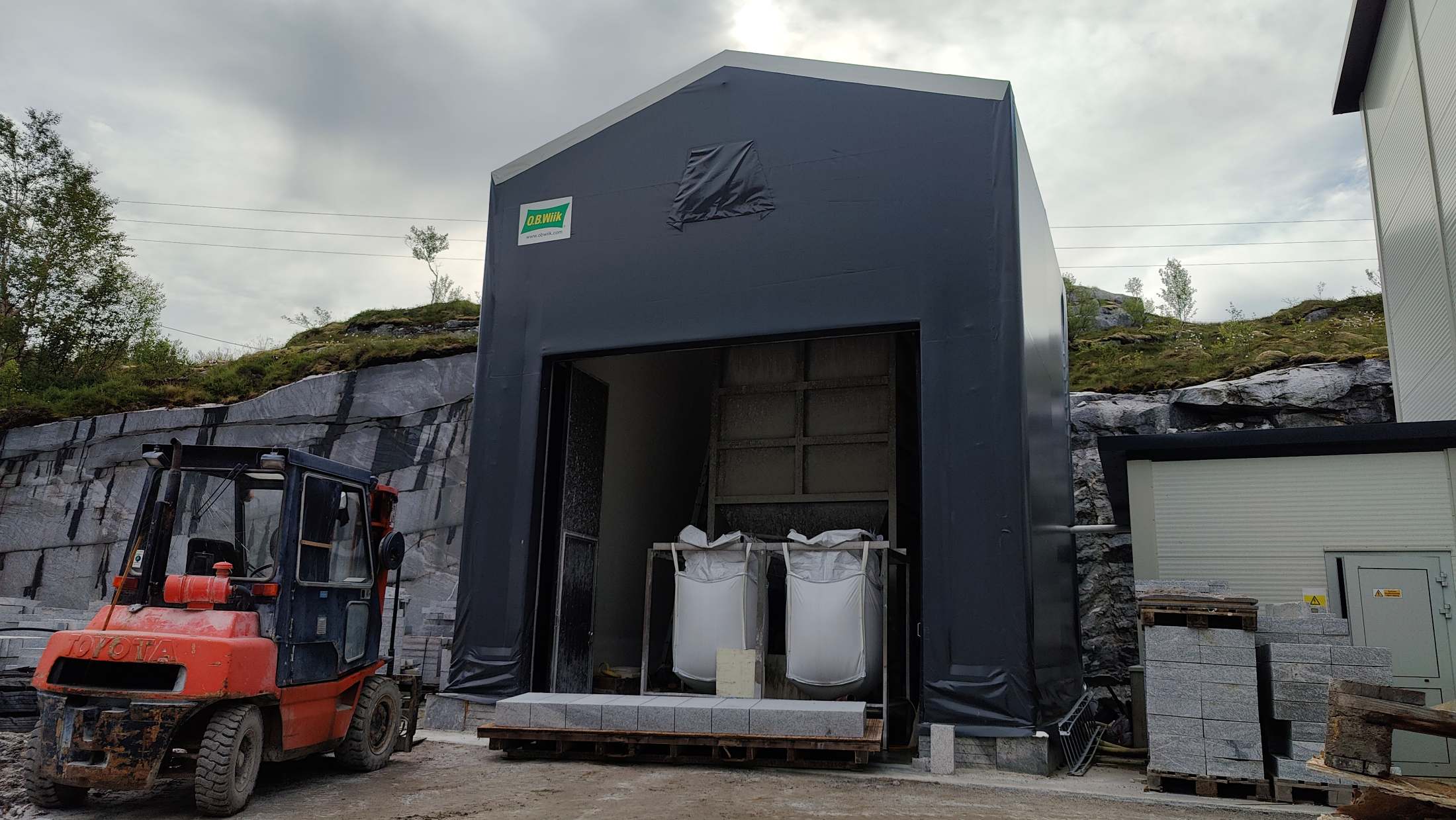 Trapp av granitt opp en skråning